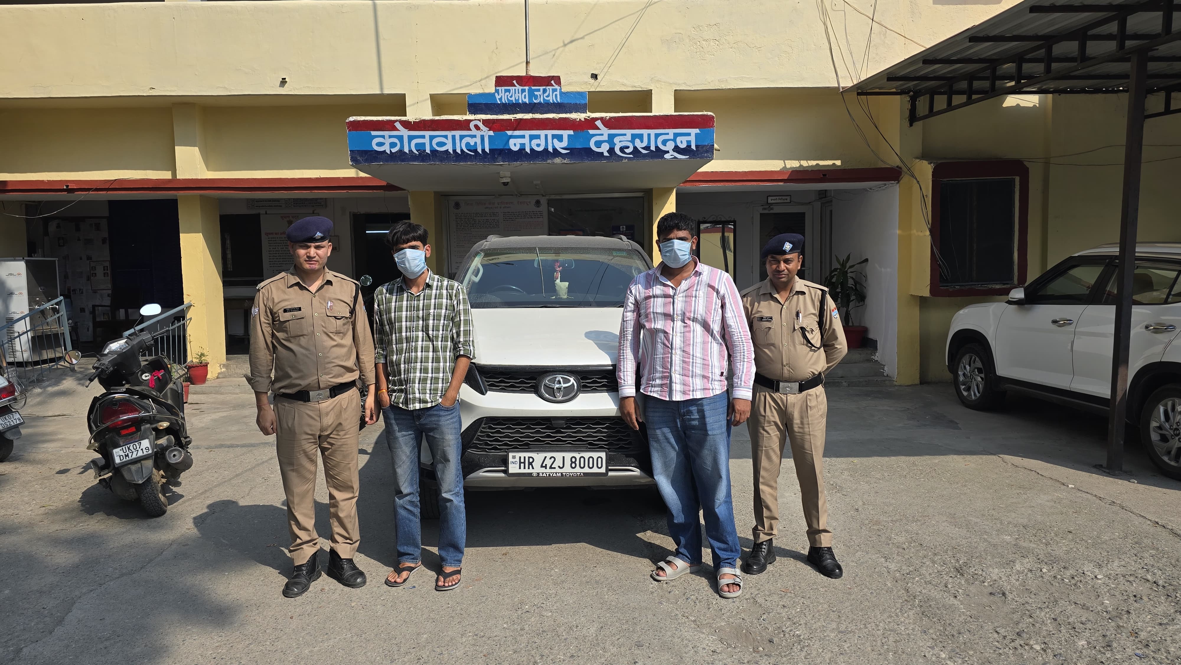 बीच सड़क में खुलेआम दबंगई दिखाने वाले युवकों को दून पुलिस ने पढ़ाया कानूनी पाठ