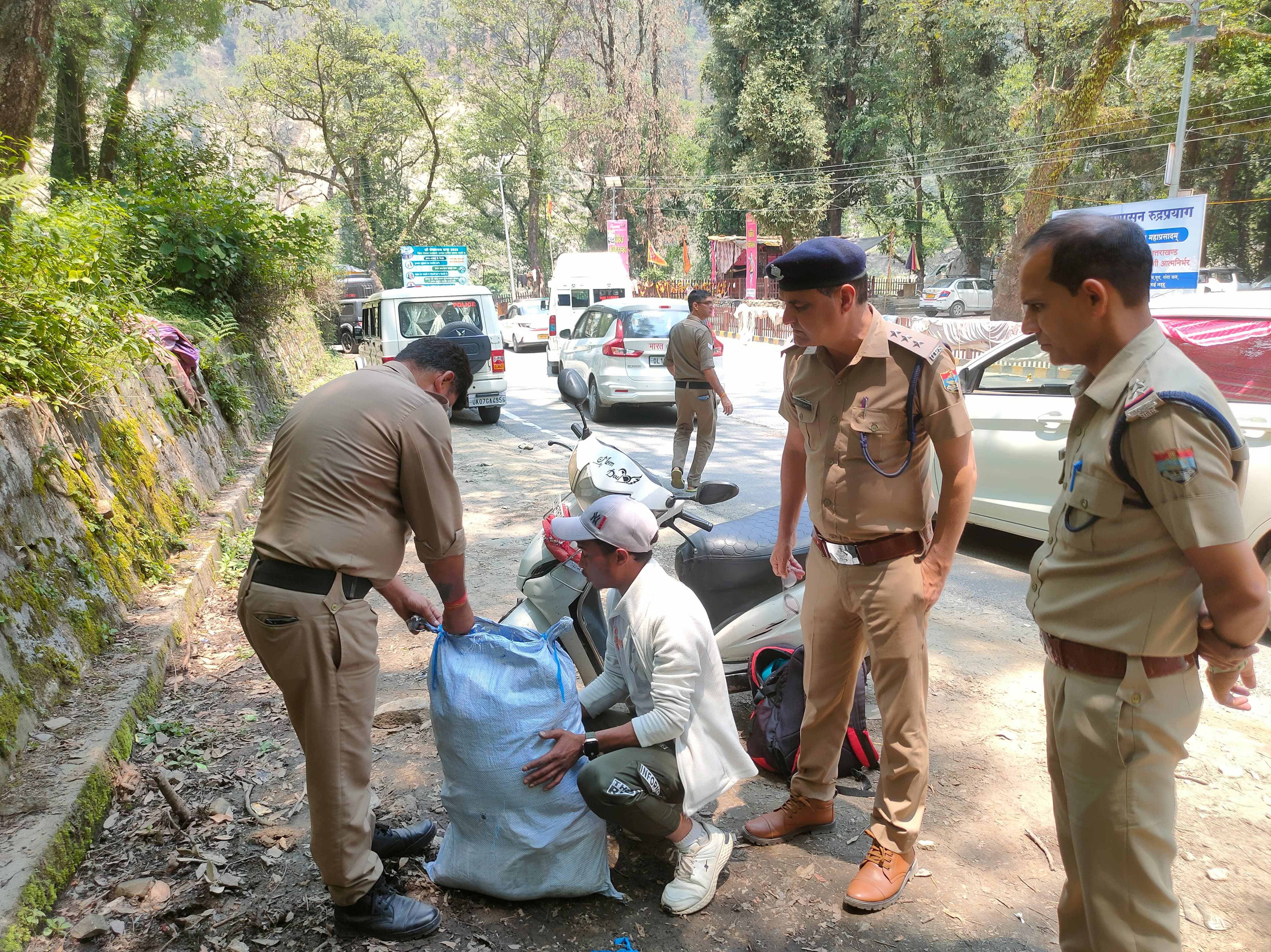 10 किलो चिकन व बीयर की 5 बियर बोतलों को रुद्रप्रयाग पुलिस ने किया नष्ट