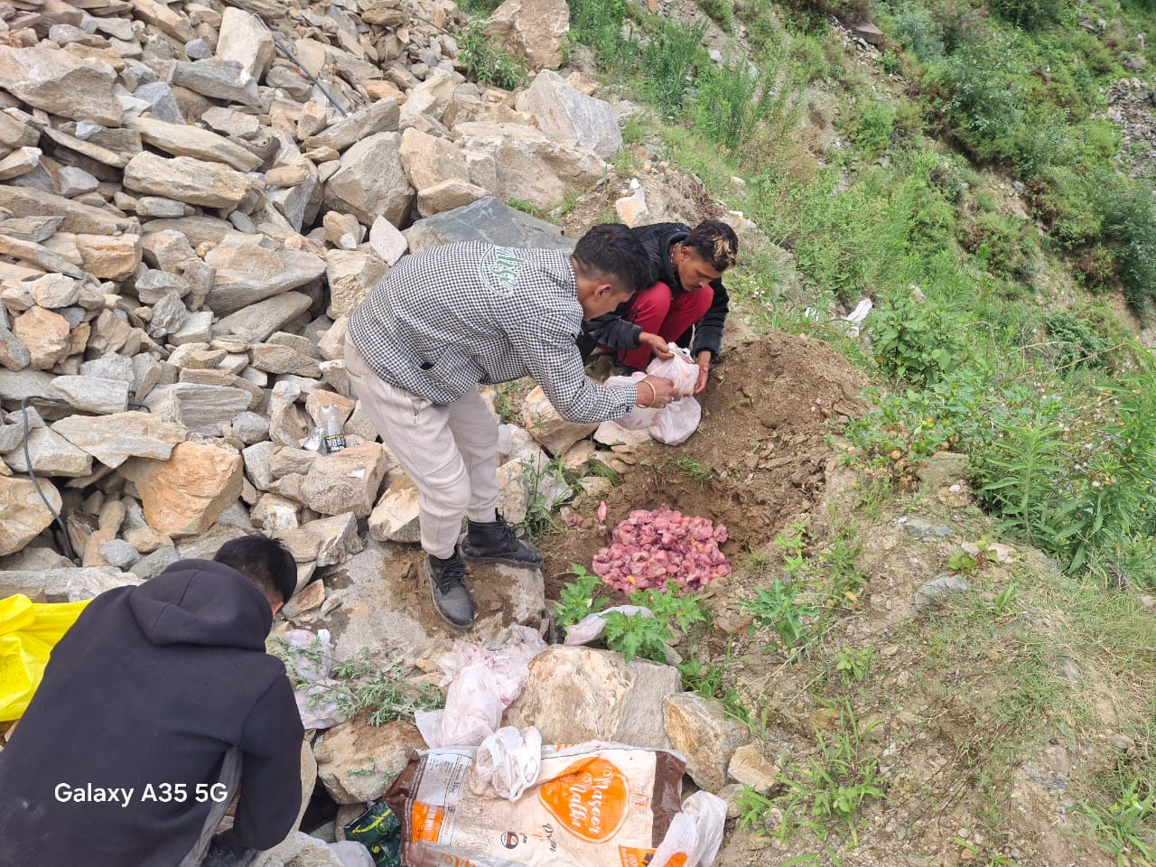 नेपालियों के पास पुलिस ने बरामद 30 किलोग्राम मांस को पुलिस ने किया नष्ट