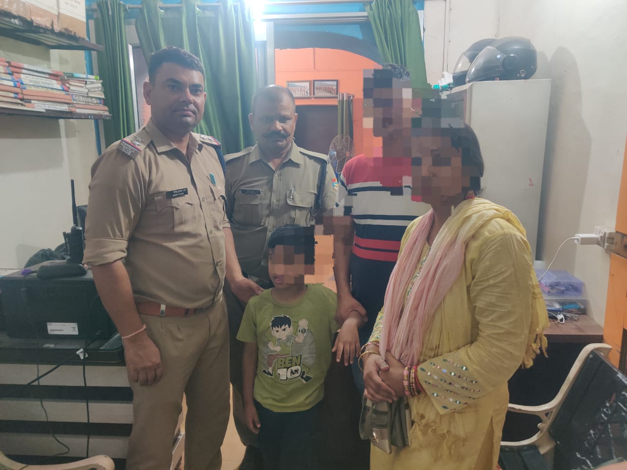 दून पुलिस ने त्रिवेणी घाट में गुम हुए 5 वर्षीय बालक को माता पिता से मिलवाया