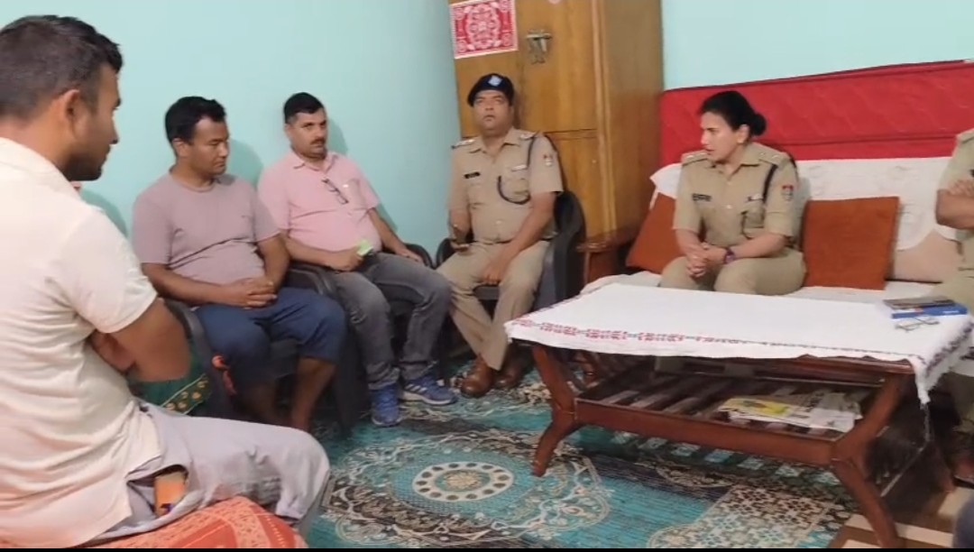 कप्तान रेखा यादव ने मृतक युवक के परिजनों से की मुलाकात,निष्पक्ष जांच का दिया भरोसा