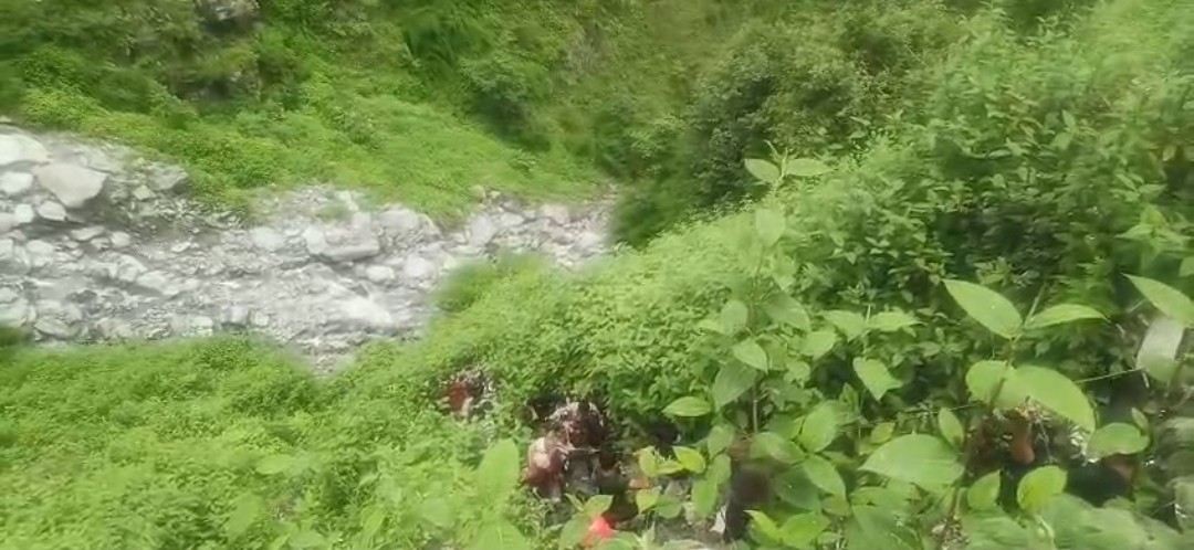 जंगलचट्टी गदेरे के पास मलबा की चपेट में आने से 2 की मृत्य,3 घायल, पुलिस ने किया रेस्क्यू