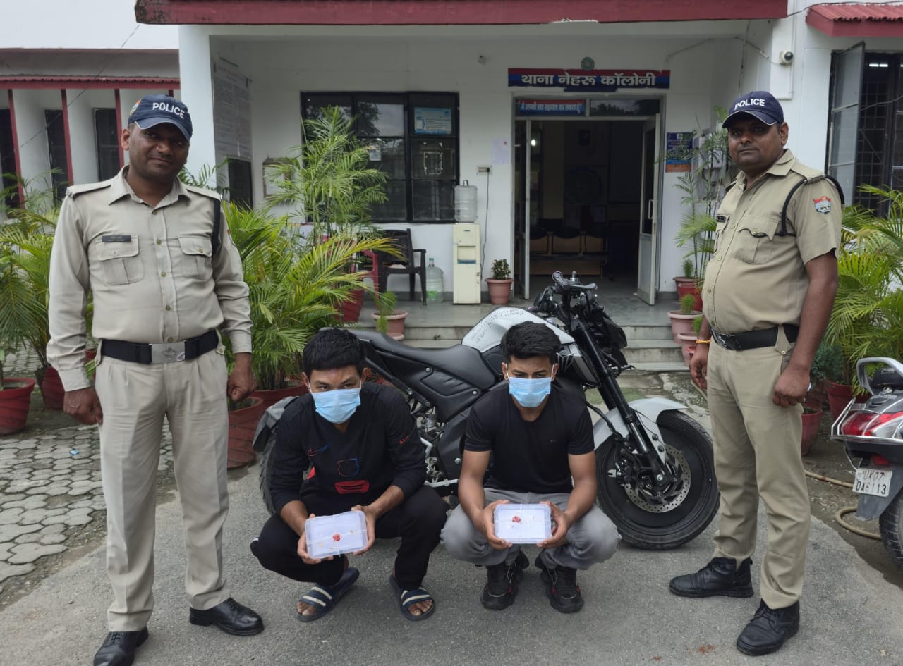 60 हज़ार का कर्ज चुकाने को 2 दोस्त बने लाखो के गहने के चोर, गिरफ्तार
