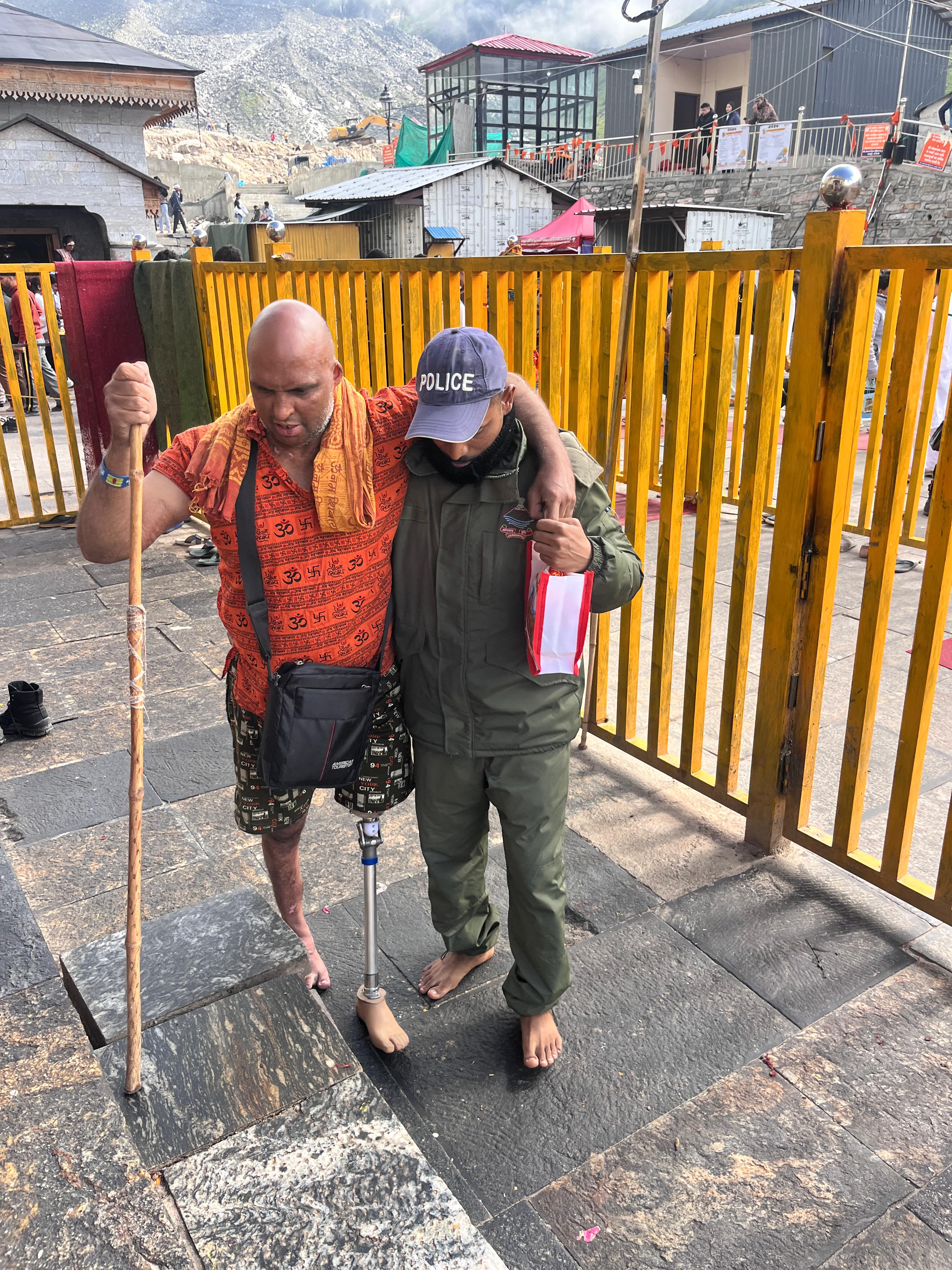 फायर कर्मी ने मानवता दिखा चलने में असमर्थ श्रद्धालु को सहारा देकर करवाये केदार बाबा के दर्शन