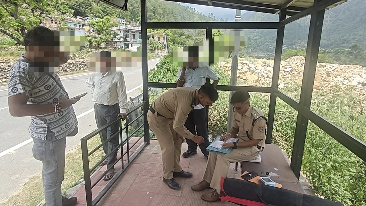 शराब में धुत बस चालक का पुलिस ने किया चालान