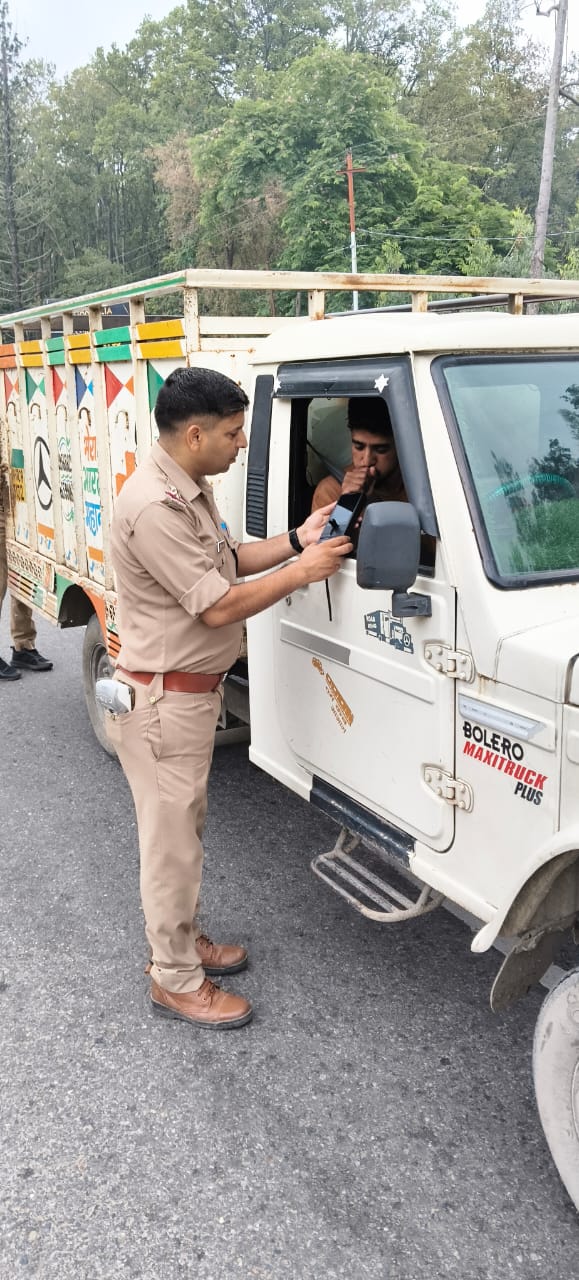 ड्रिंक एंड ड्राइव व यातायात नियमो का उल्लंघन करने वालो के खिलाफ दून पुलिस ने कड़ी की चेकिंग, एल्कोमीटर से की जा रही जांच