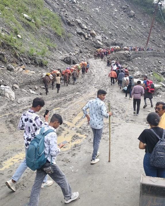 रात्रि में हुई बारिश के चलते सोनप्रयाग व गौरीकुण्ड मार्ग अवरुद्ध