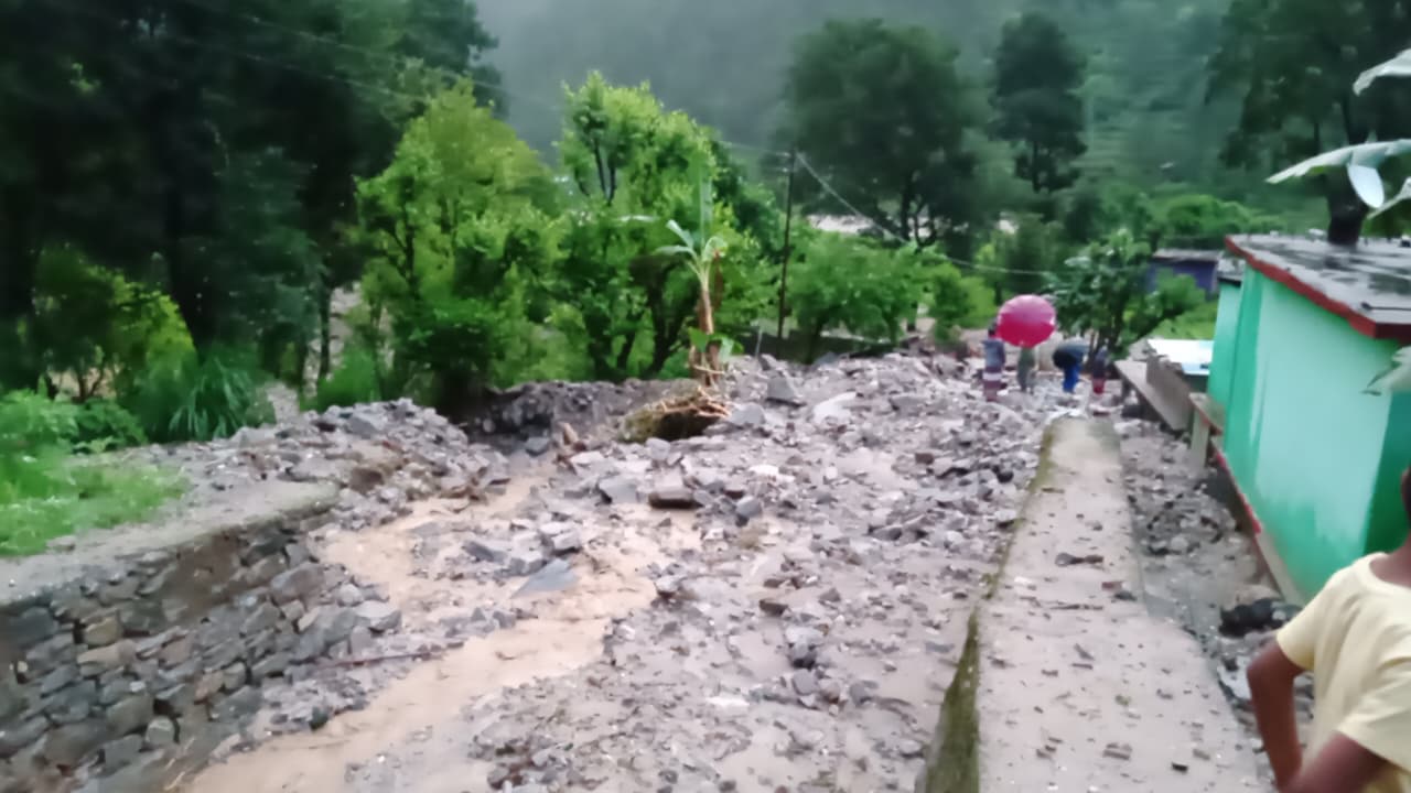 नंदप्रयाग में घरों में घुसा मलवा, चपेट में आने से 1 बैल और 2 मवेशियों की मौत