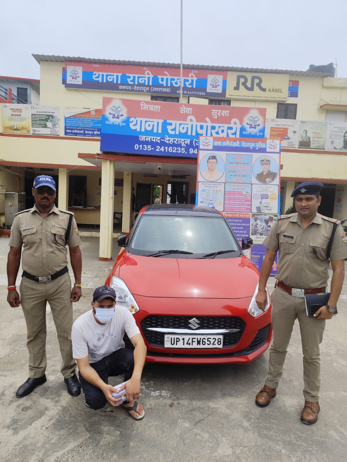लिफ्ट लेने के बहाने चोरी की कार, मोबाइल व पर्स, गिरफ्तार