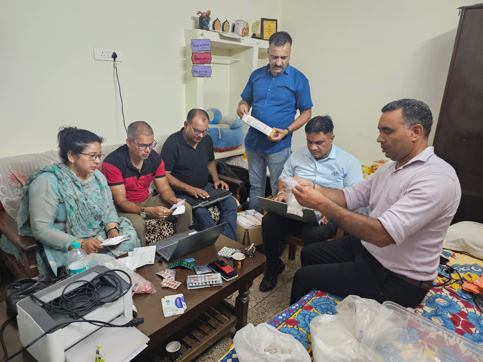 रुड़की में संचालित फर्जी दवा गिरोह पर एसटीएफ व ड्रग विभाग ने की सर्जिकल स्ट्राइक, दवाईयों संग भारी मात्रा में रॉ मटेरियल बरामद