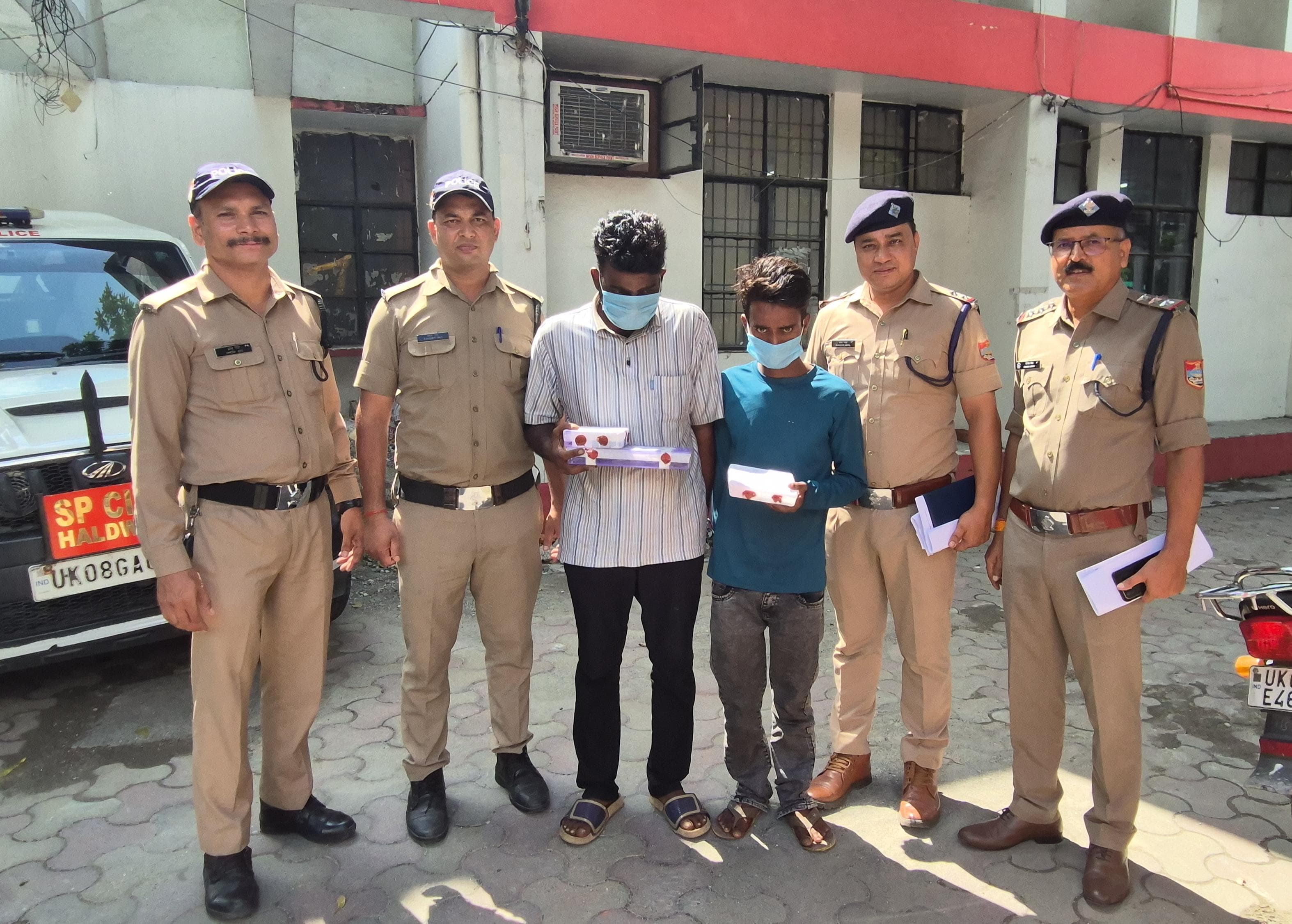 बंद घर से लाखों के गहने चोरी करने वाला हिस्ट्रीशीटर साथी समेत गिरफ्तार, तमंचा भी बरामद