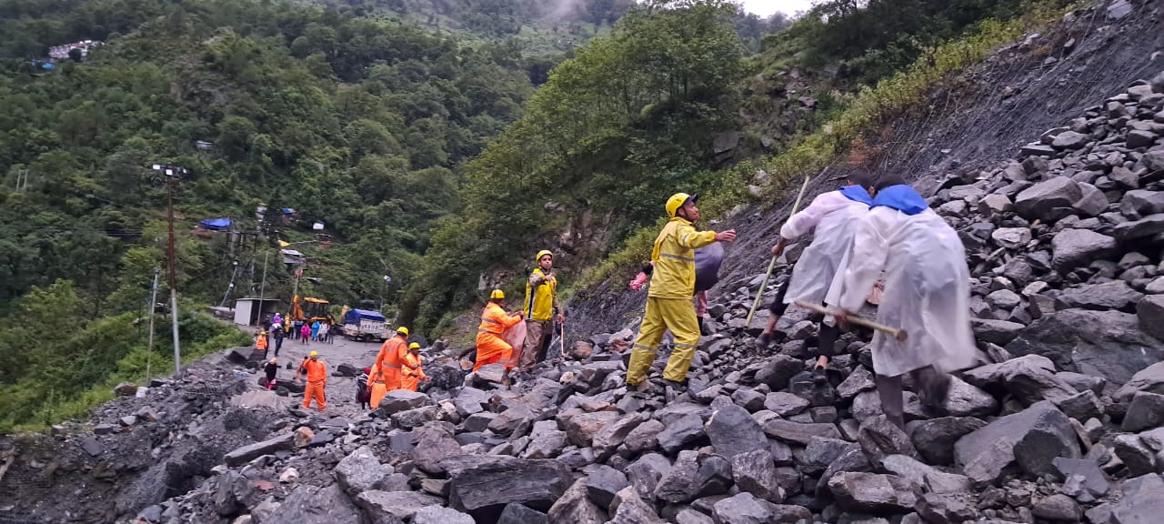 सोनप्रयाग में स्लाइडिंग जोन में मलबा-पत्थर आने से केदारनाथ यात्रा हुई बाधित