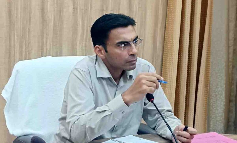 बूढ़े दंपत्ति को न्याय दिला डीएम सविन बंसल ने पेश की कुशल प्रशासक की तस्वीर
