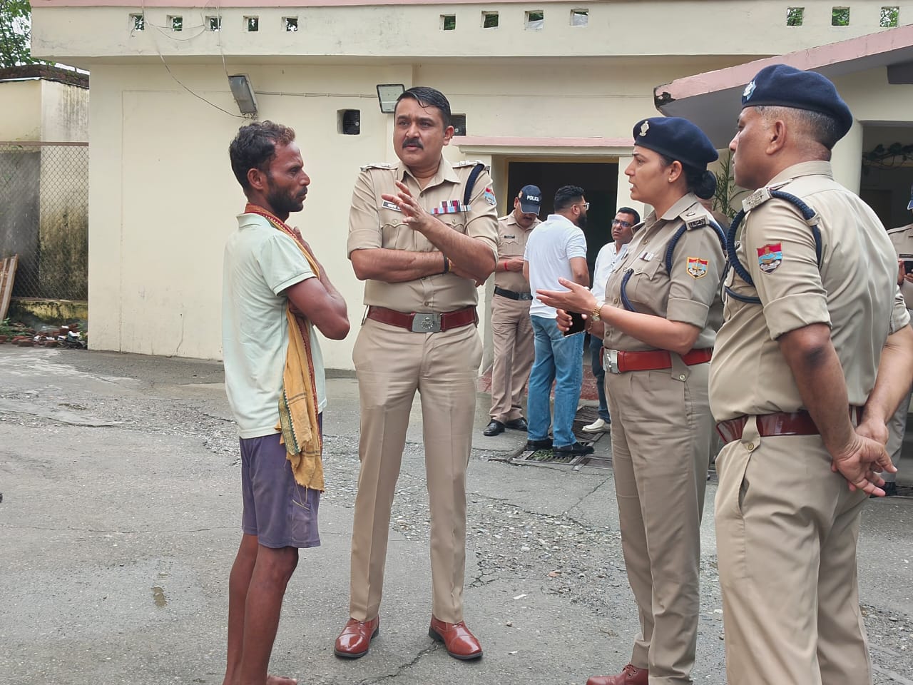 डोईवाला क्षेत्र में हुई नाबालिक बच्ची की मृत्यु के प्रकरण में पीड़ित परिवार से मिले एसएसपी