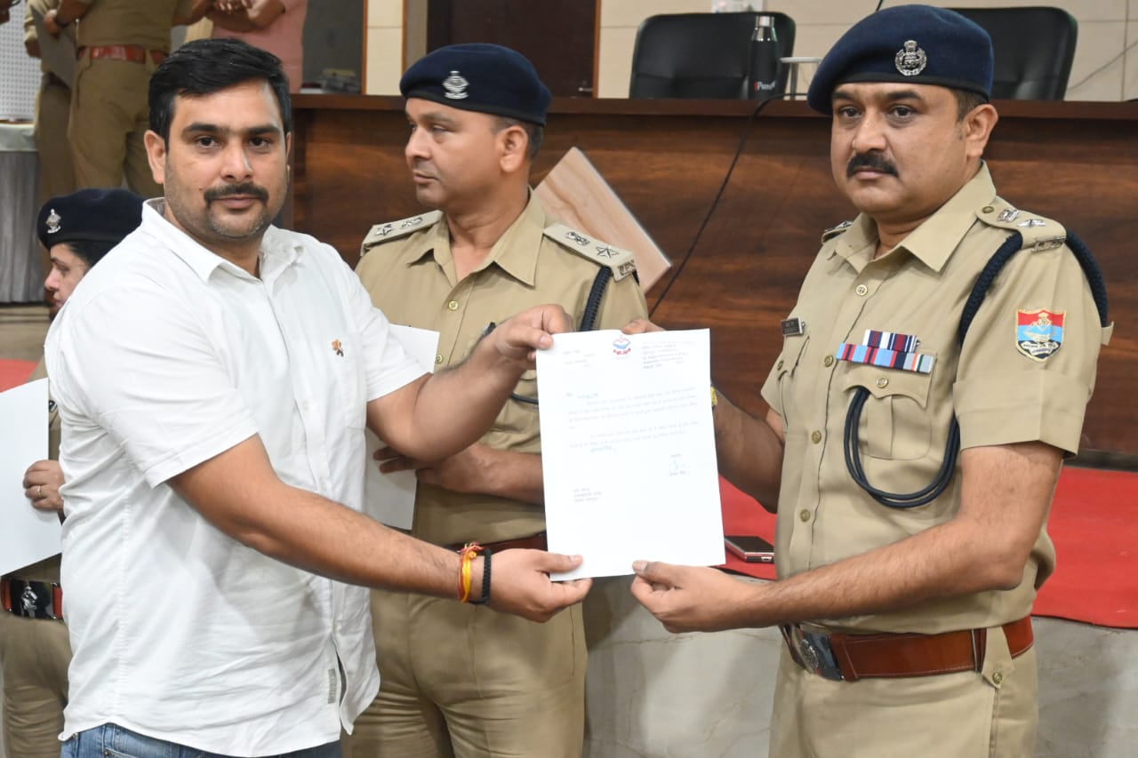 ड्यूटी में उत्कृष्ट कार्य करने वाले 169 पुलिस कर्मी सम्मानित