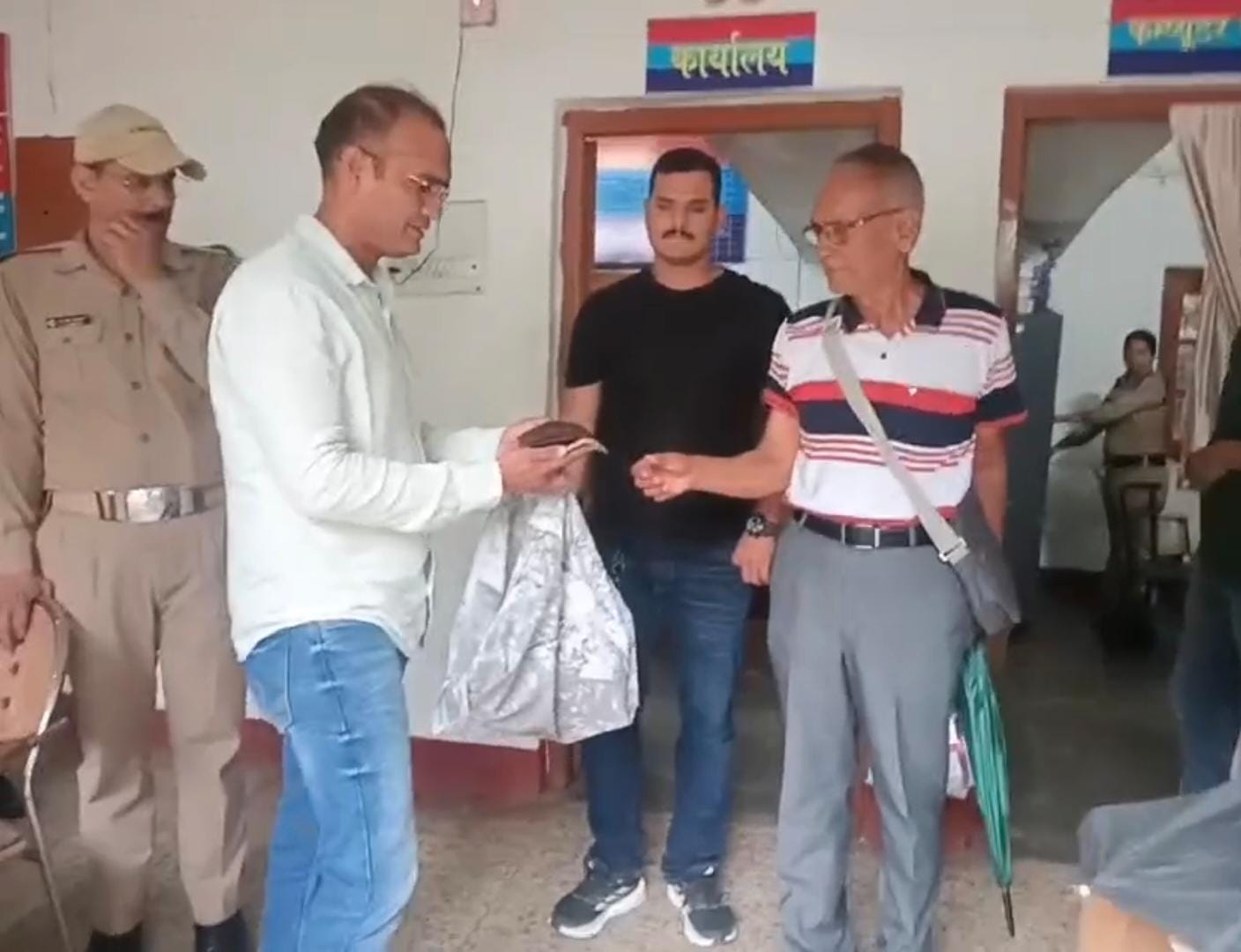 बुजुर्ग का 21 हज़ार नगदी व जरूरी कागजातों से भरा बैग पुलिस ने सकुशल खोजा