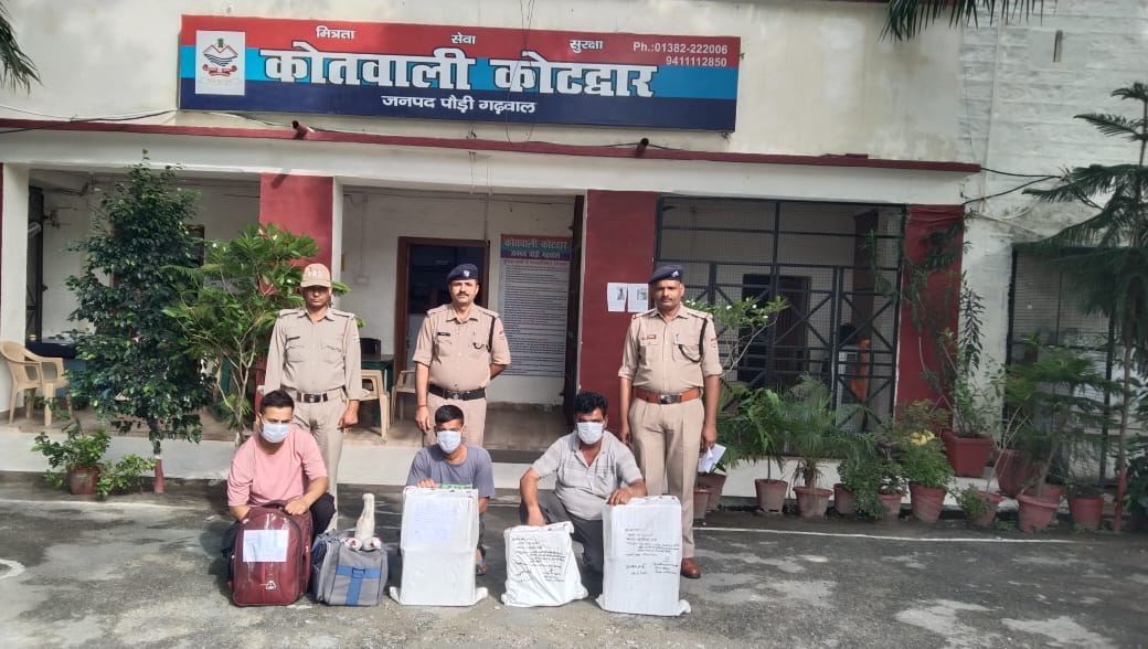 पंचायत चुनावों से पहले पौड़ी पुलिस ने पकड़ा अवैध शराब का जखीरा
