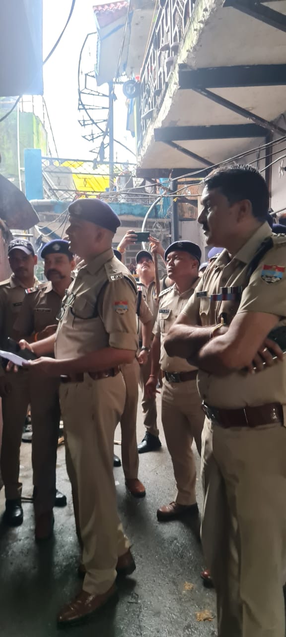 मलिन बस्तियों में नशा तस्करी की जांच करने ग्राउंड जीरो पर उतरे कप्तान अजय सिंह