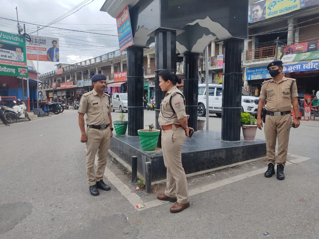 पुलिस अधीक्षक पिथौरागढ़ द्वारा नगर क्षेत्र में यातायात व्यवस्था का स्थलीय निरीक्षण किया गया
