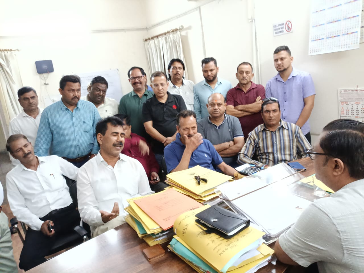 खनन से हो रहे प्रदूषण,कारगी कूड़ा निस्तारण के विरुद्ध संज्ञान लेने को कांग्रेस ने प्रदूषण नियंत्रण बोर्ड को सौंपा ज्ञापन