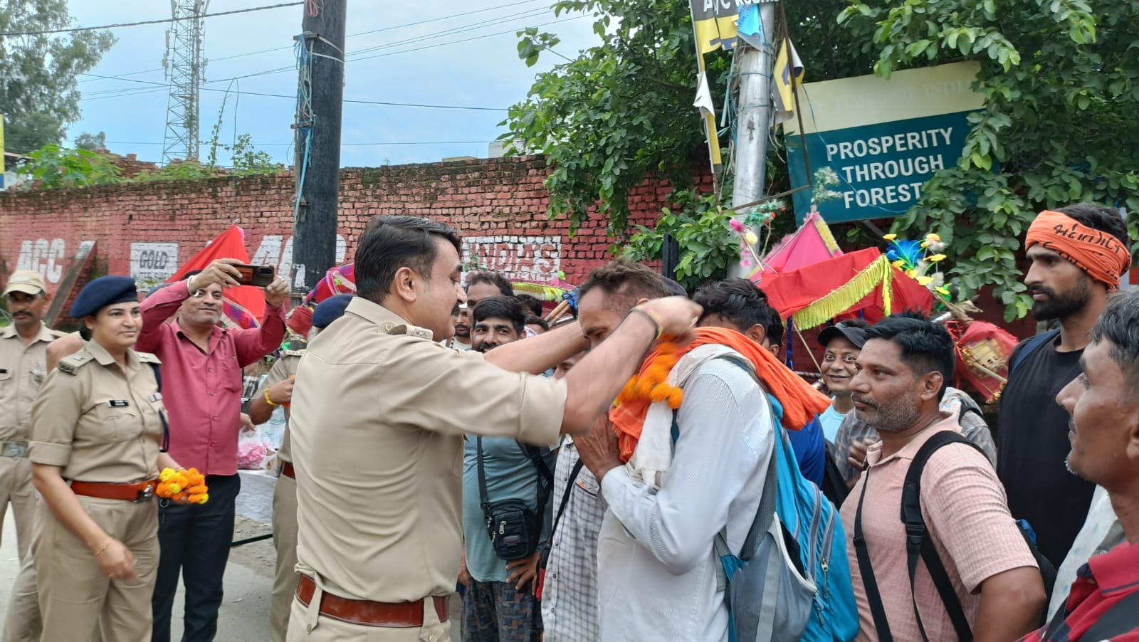 कप्तान अजय ने कांवड़ियों का माला पहना किया स्वागत, कांवड़ ड्यूटी में लगी टीम को किया प्रोत्साहित