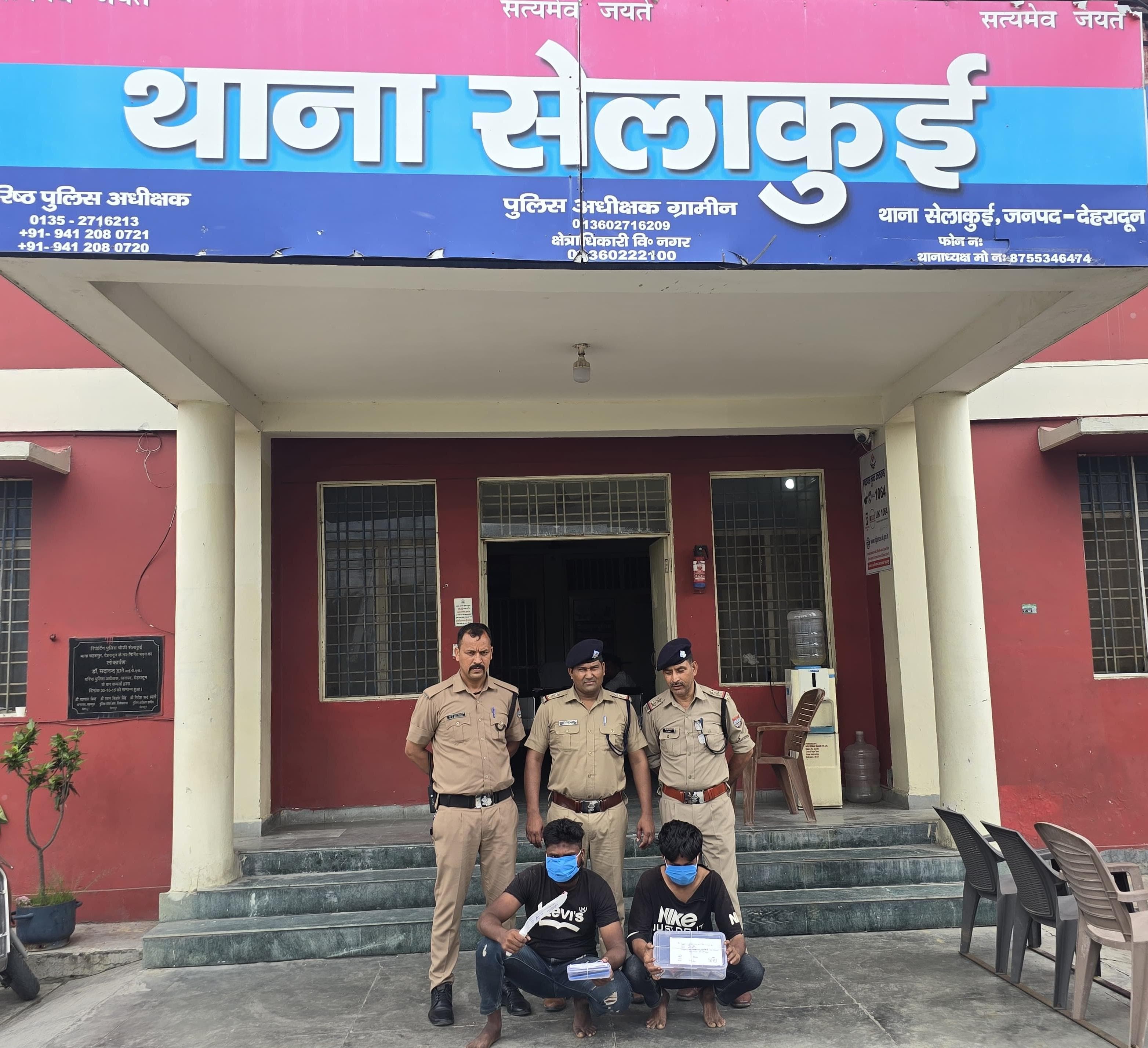 2 मोबाइल चोर देशी तमंचे, खुखरी व कारतूस संग गिरफ़्तार, बड़ी घटना अंजाम देने की थी मंशा