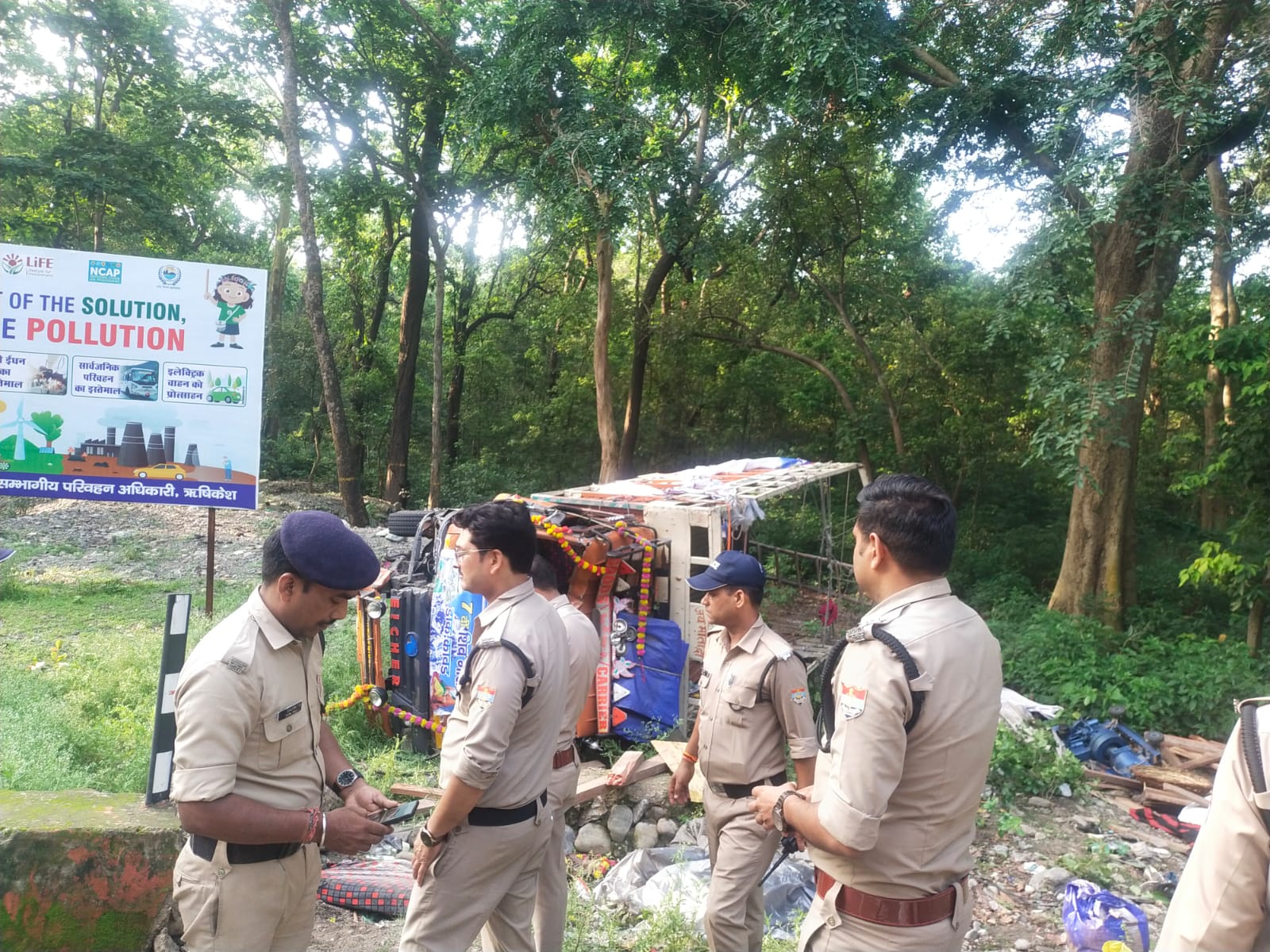 कांवड़ियों से भरा ट्रक पलटा, पुलिस ने सकुशल कांवड़ियों को पहुँचाया अस्पताल