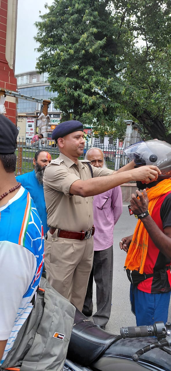 एसपी सिटी ने कांवड़ की सुरक्षा 'प्रथम' की सीख को स्वयं बांटे हेलमेट, एसपी ग्रामीण ने भी कांवडियों का किया स्वागत
