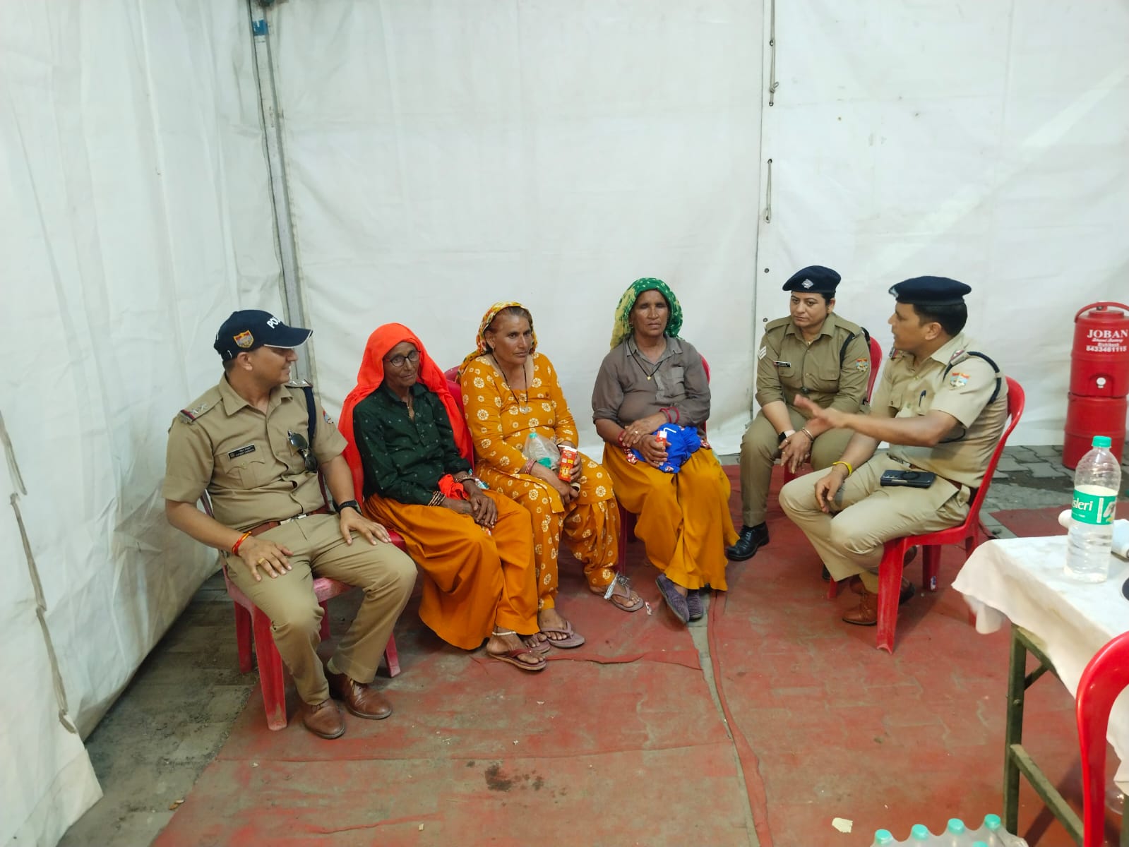नीलकंठ दर्शन को आई 3 बुजुर्ग महिलाएं साथियों से बिछुड़ी, पुलिस ने गूगल से गांव,पुलिस स्टेशन, सरपंच की जानकारी निकाल महिलाओं को साथियों से मिलवाया