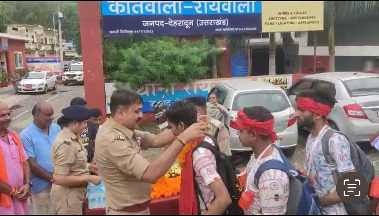 कांवड़ मेले के आखिरी सोमवार पर शिव भक्तों के लिए बनाई व्यवस्थाओं का कप्तान ने लिया जायज़ा, फूल मालाओं से किया स्वागत

