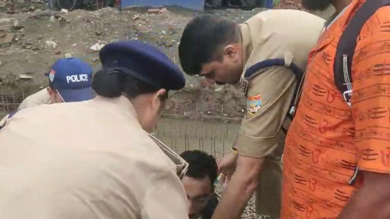 अत्यधिक भीड़ में बीपी लो होने से बेहोश हुए श्रद्धालु को कप्तान अजय ने गिरने से बचाया, नींबू पानी पिला भेजा अस्पताल
