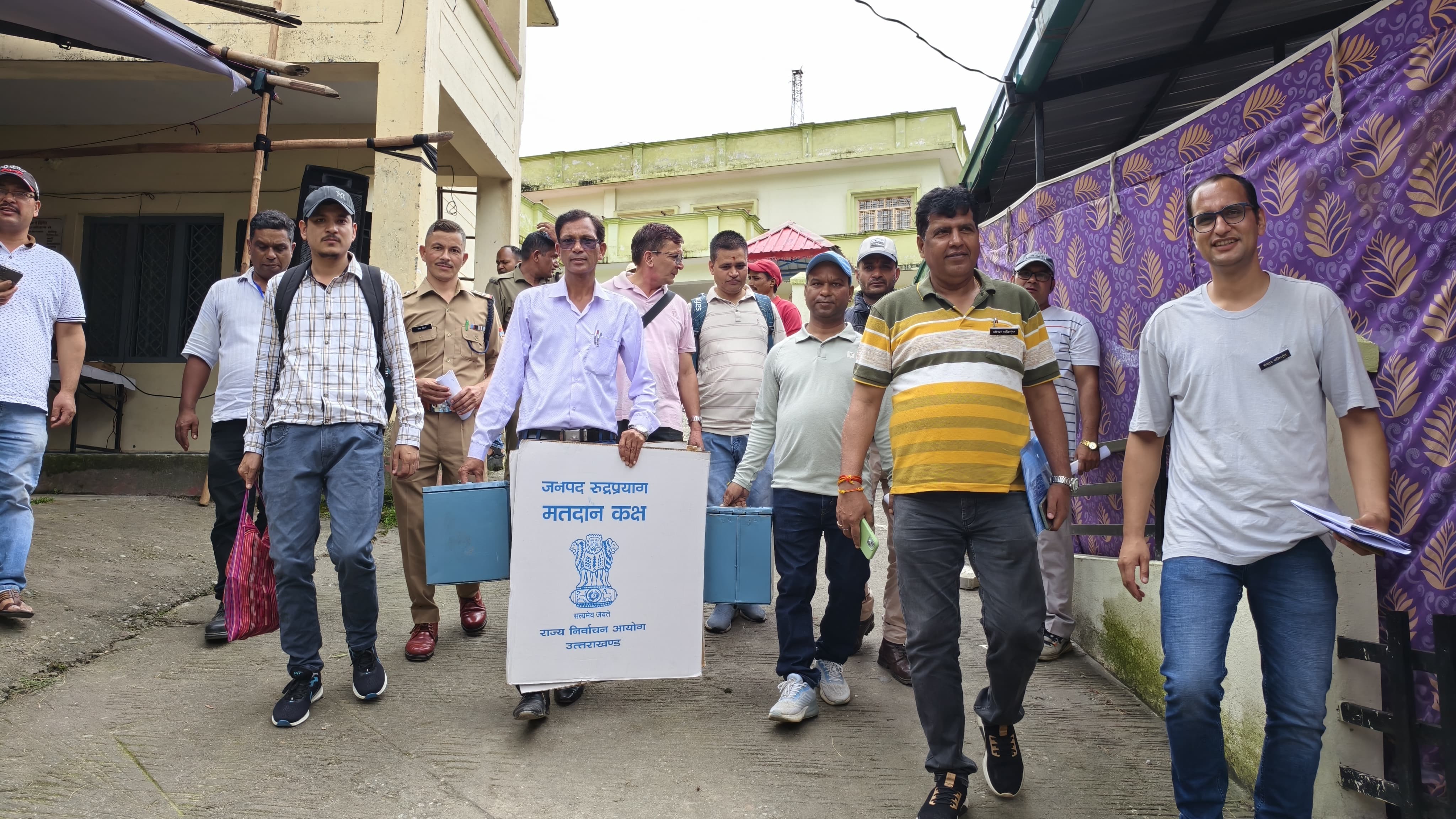 रुद्रप्रयाग में पंचायत चुनाव को सकुशल सम्पन्न कराने को तीन ब्लाकों में 67 मतदान पार्टियां हुई  रवाना*