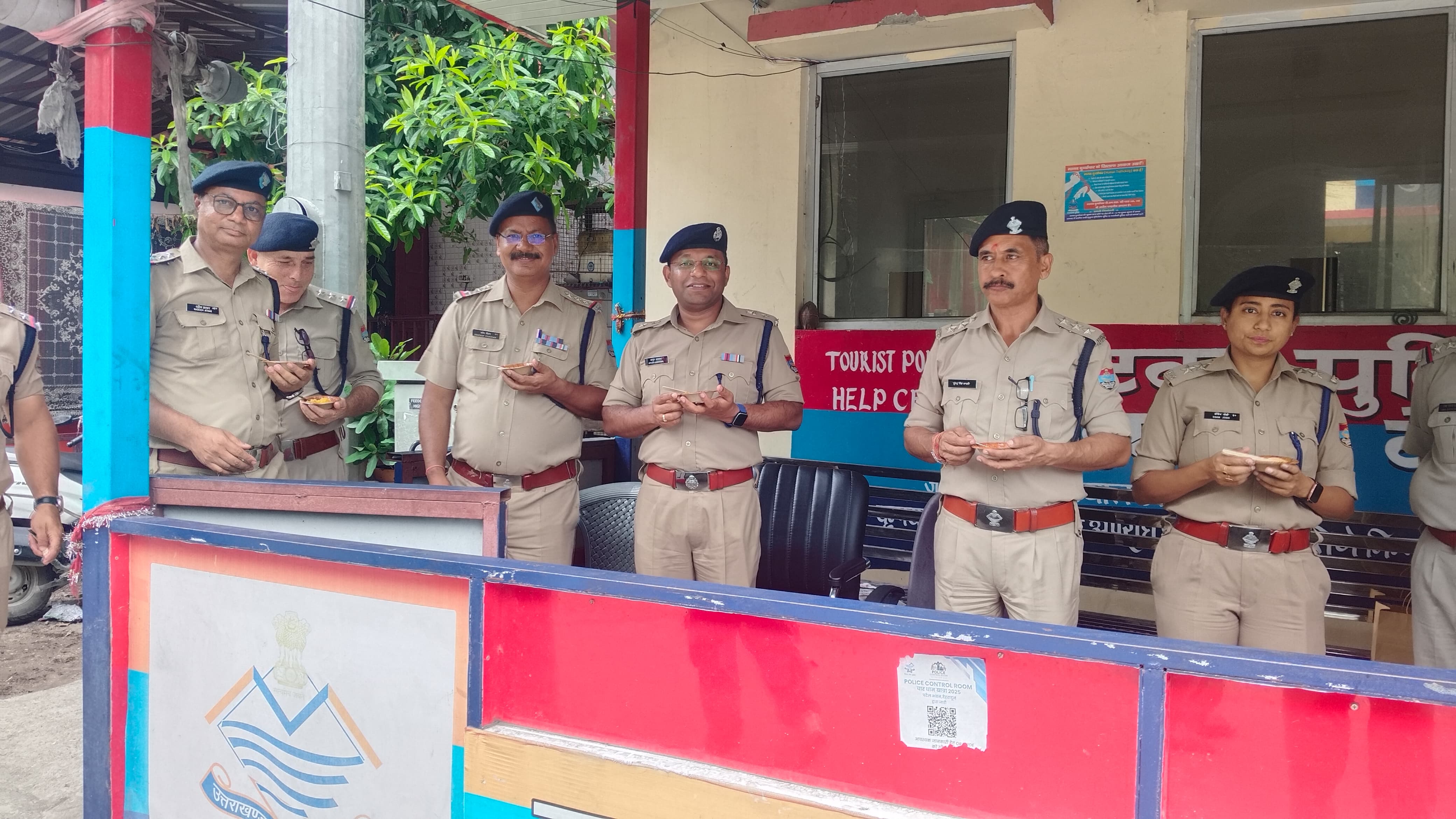 एसएसपी टिहरी ने कांवड़ मेला ड्यूटी पर तैनात कार्मिकों को स्वयं हलवा बांटकर दी बधाई और शुभकामनाएं