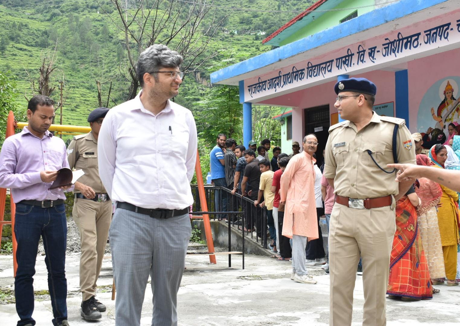पंचायत चुनाव : डीएम व कप्तान ने मतदान बूथों का किया निरीक्षण