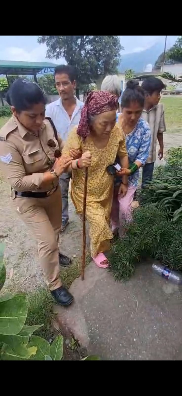 मतदान करवाने को वृद्ध व असहाय लोगो की मदद को तत्पर रही जवान