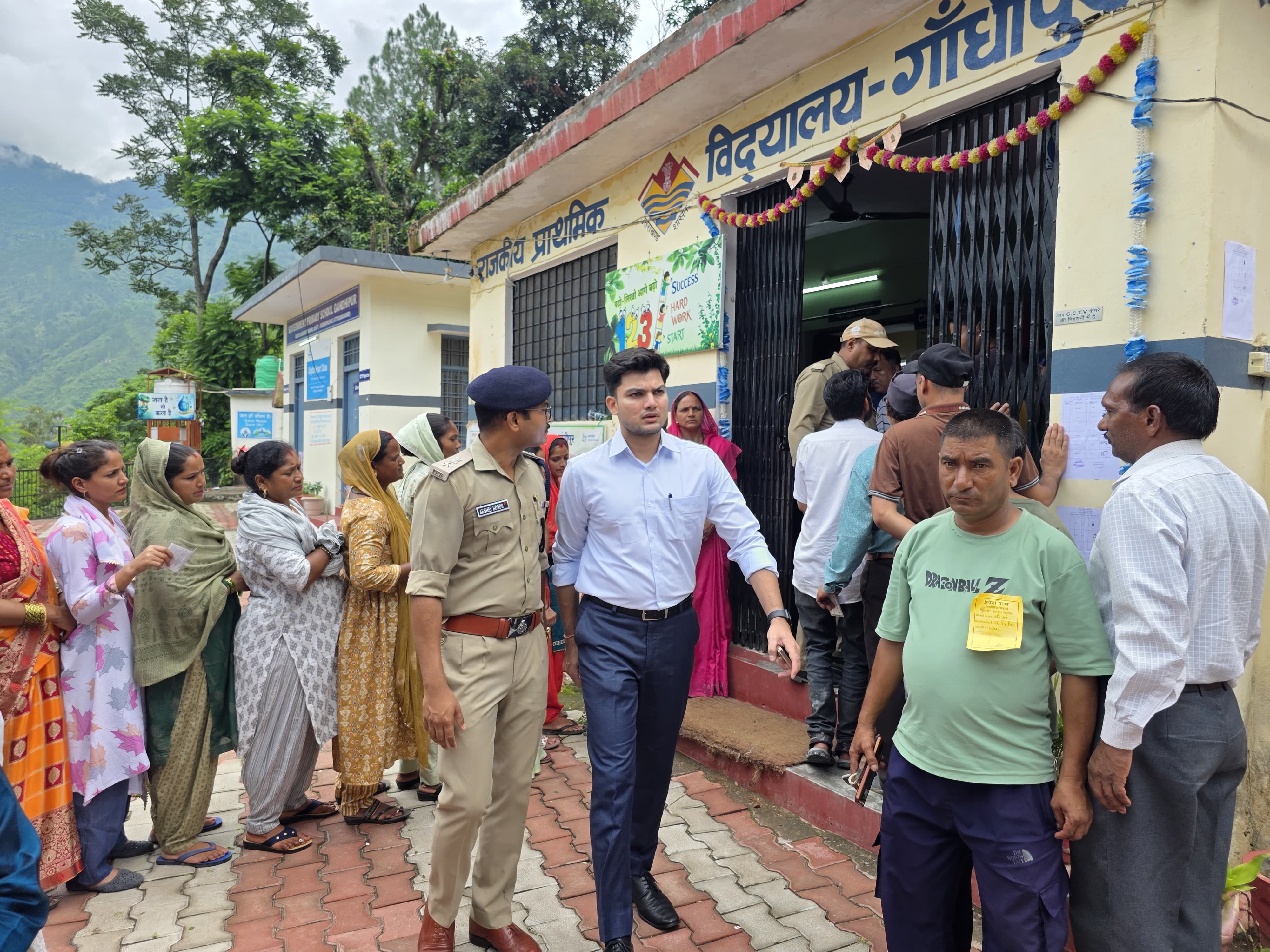 डीएम व कप्तान रुद्रप्रयाग ने जांची सभी बूथों की मतदान व्यवस्था
