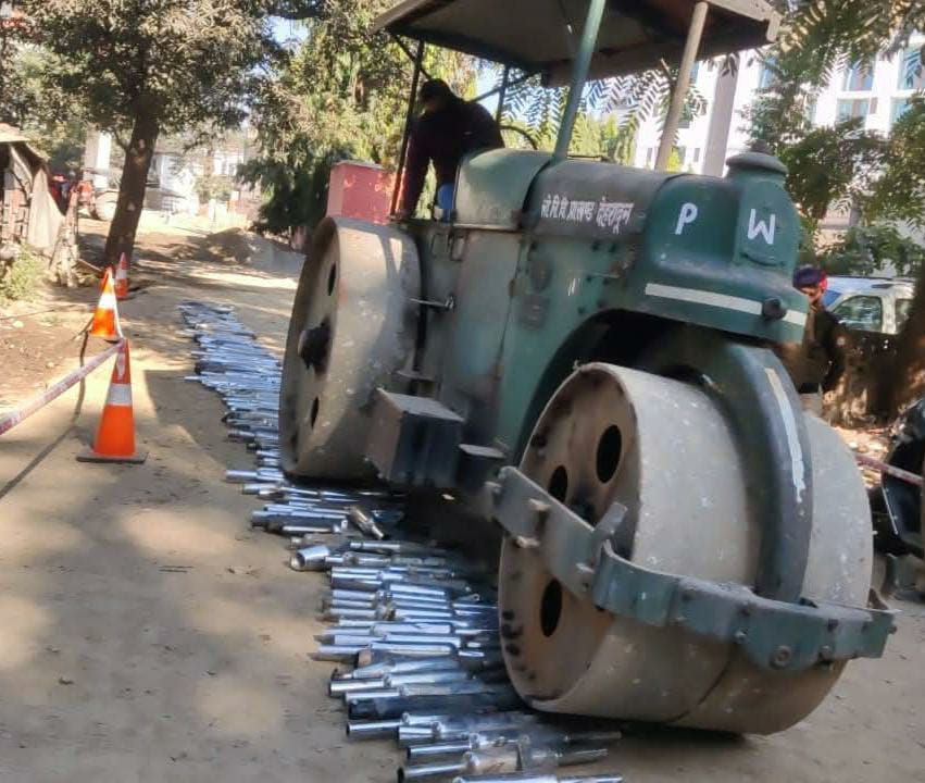मॉडिफाइड साईलेंसरो को बुलडोजर चढ़ाकर किया नष्ट