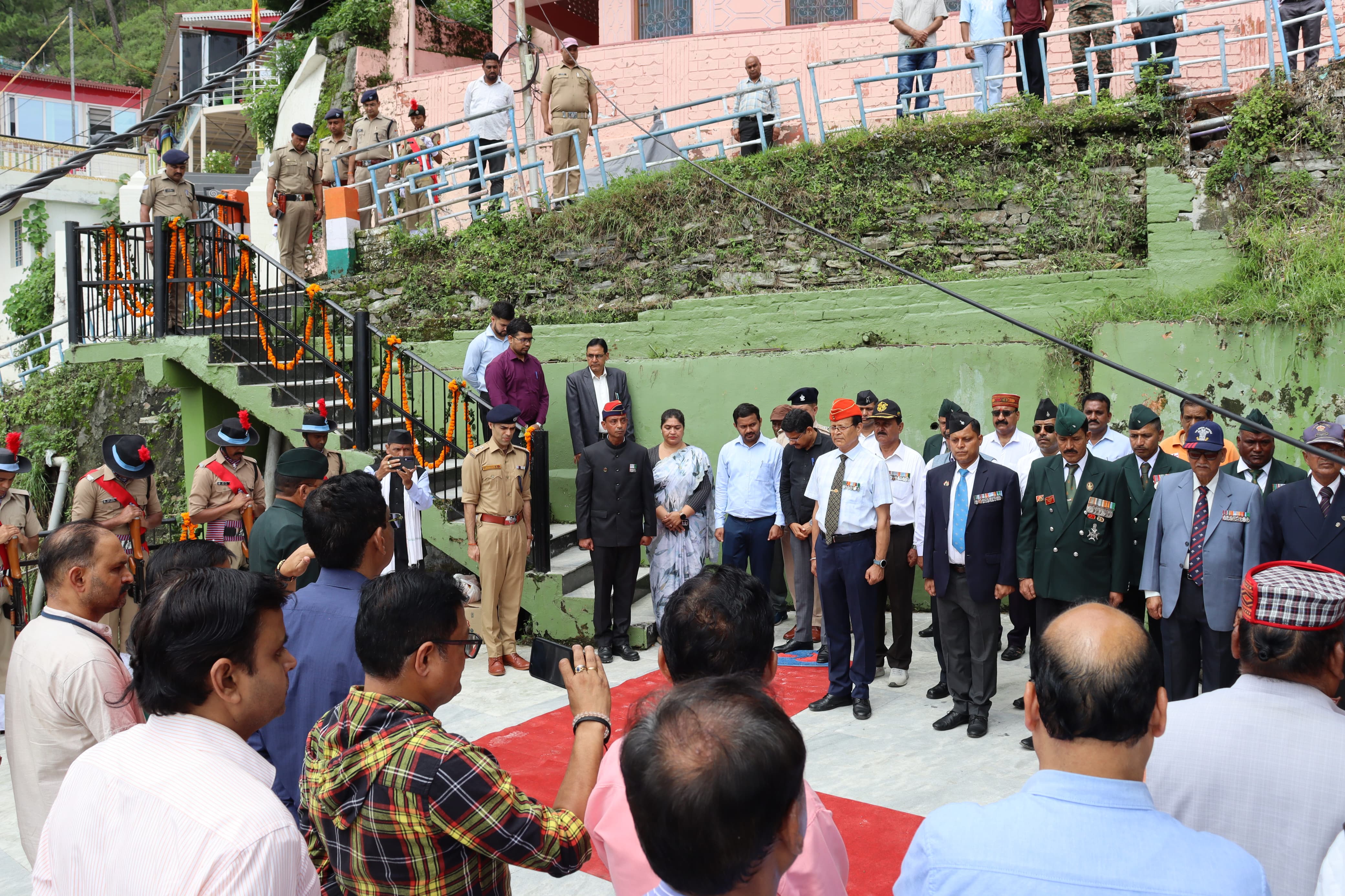 अमर जवान स्तंभ पर एसएसपी पौड़ी ने वीर जवानों को श्रद्धांजलि अर्पित कर किया नमन