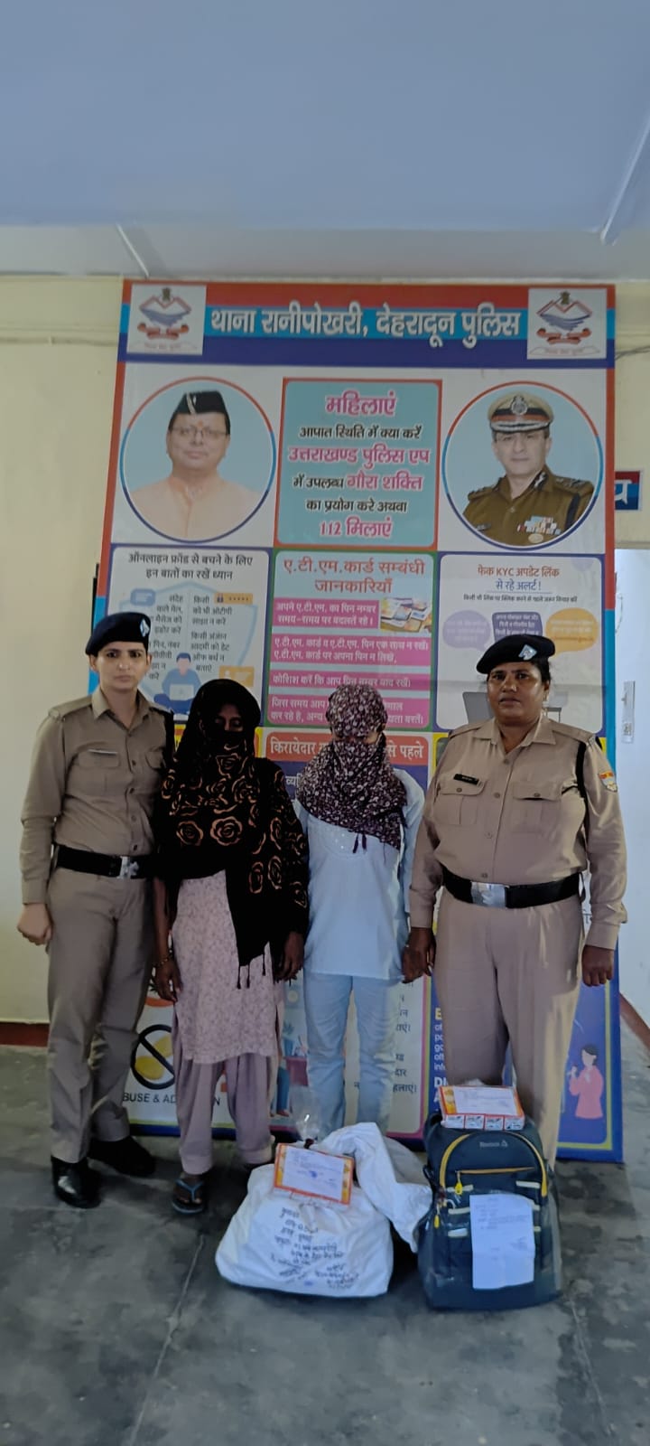 देशी शराब के साथ दो महिलाएं गिरफ्तार