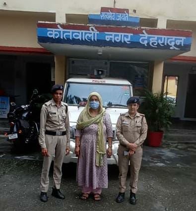 जमीनी फर्जीवाड़े में ईनामी महिला अभियुक्त गिरफ्तार