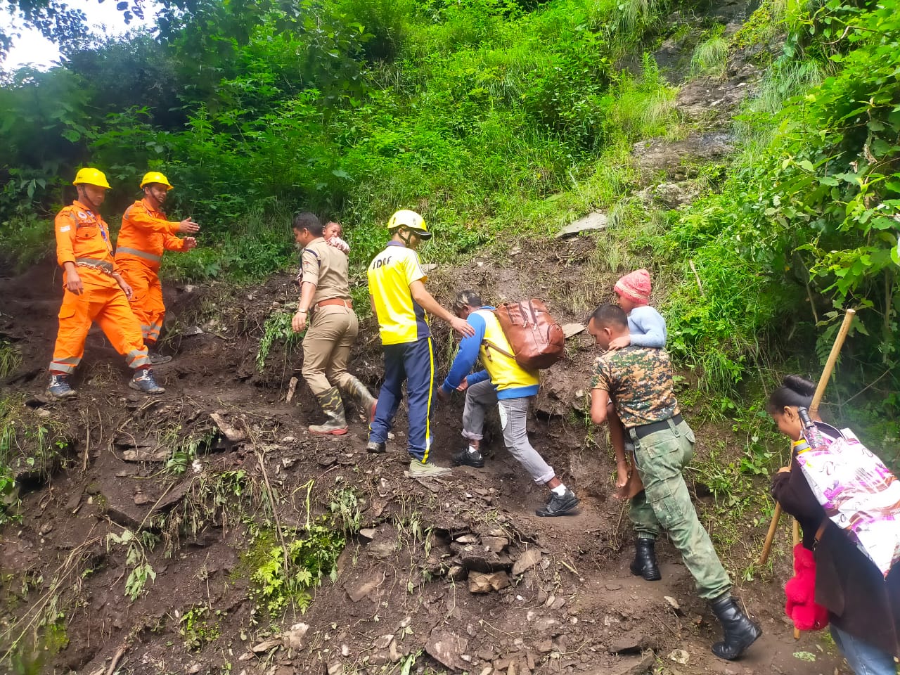 ख़राब मौसम के चलते केदारनाथ धाम यात्रा बाधित