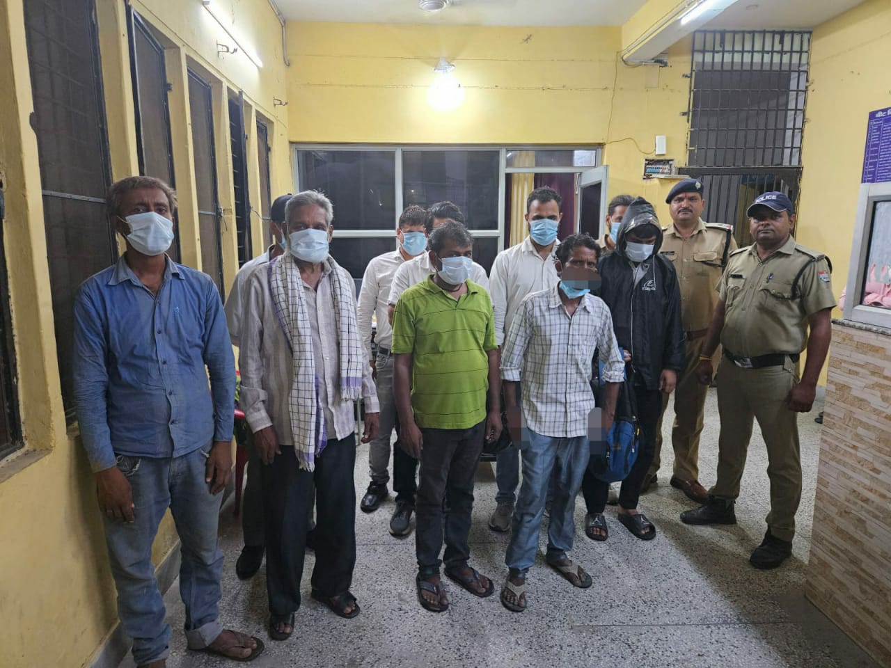 दून पुलिस ने सार्वजनिक स्थानों पर हुड़दंग करने वाले 21 लोगों को सिखाया सबक