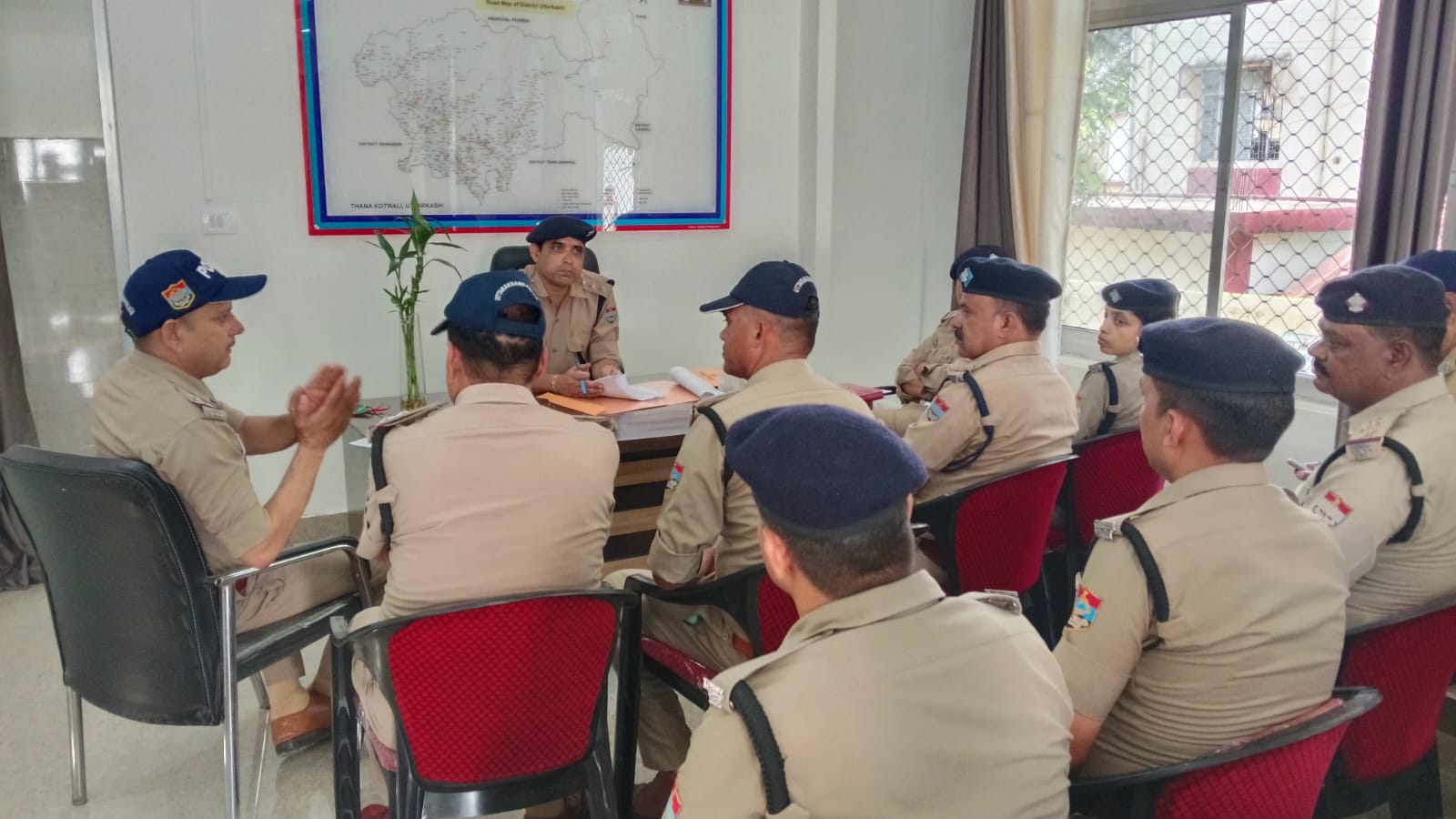 सी0ओ0 उत्तरकाशी ने परीक्षा ड्यूटी में नियुक्त पुलिस बल को किया ब्रीफ