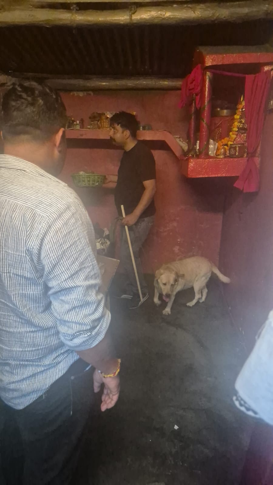 दून पुलिस ने स्निफिंग डॉग संग झुग्गी झोपड़ियों में की चेकिंग