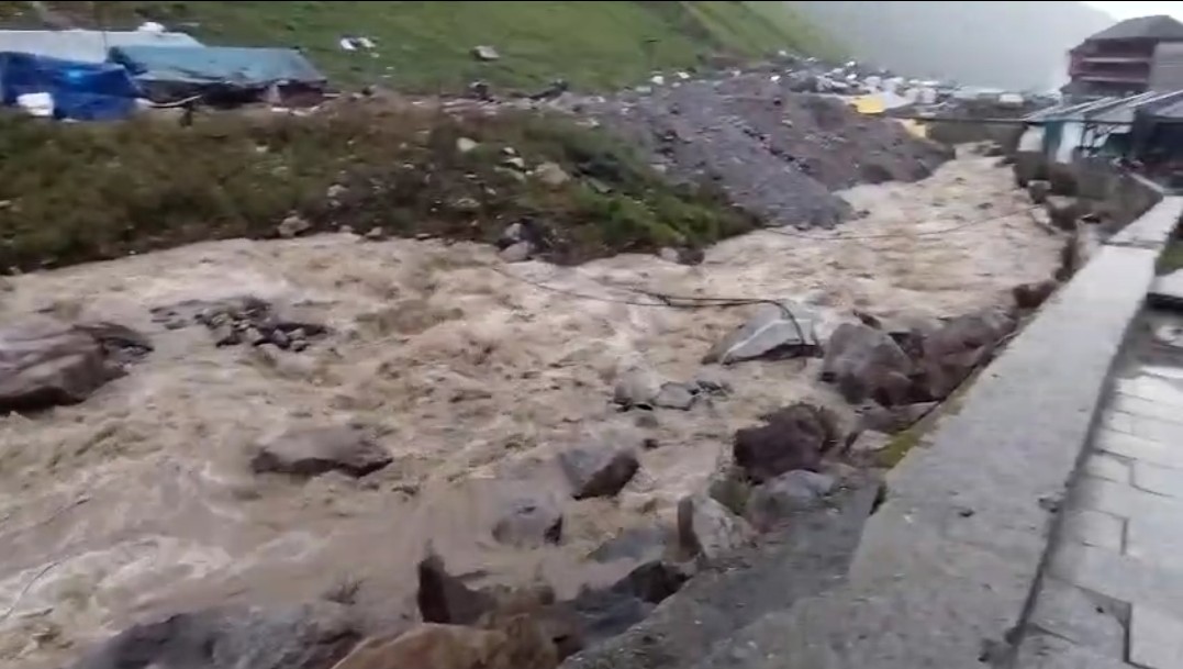 भारी बारिश से सोनप्रयाग व गौरीकुंड में मलबा आने से केदारनाथ मार्ग हुआ अवरूद्ध यात्रा हुई स्थगित