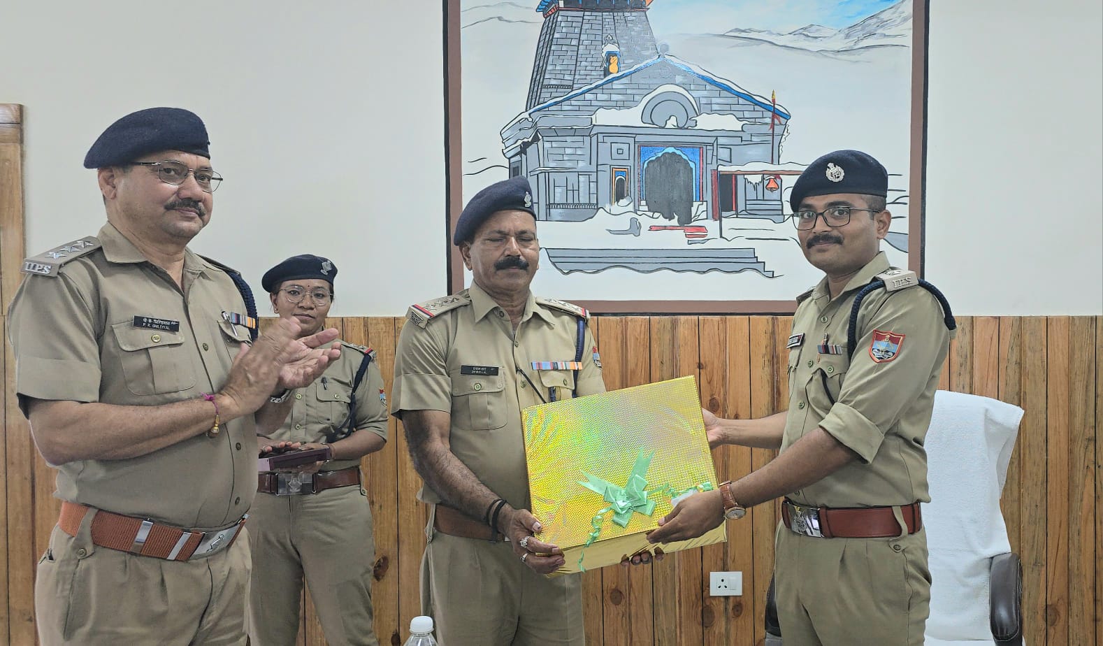 रुद्रप्रयाग में नियुक्त रहे यातायात निरीक्षक श्याम लाल के स्थानान्तरण होने के पर दी विदाई