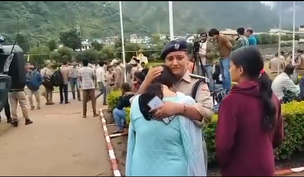 अपनो के न मिलने की 'नाउम्मीदी' को सहारा व आंसू पोंछ रही ख़ाकी