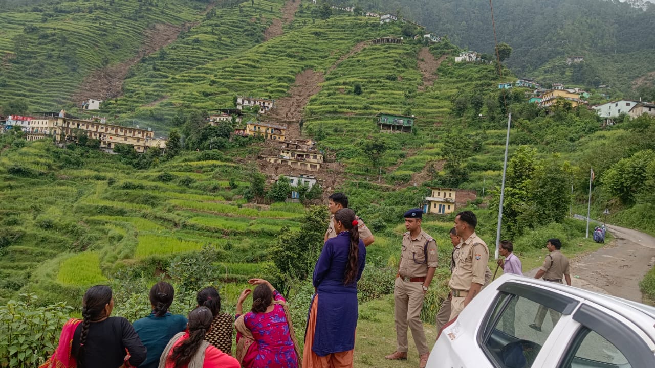 आपदा ग्रस्त क्षेत्रों में आमजन की मदद के लिए हर संभव प्रयास में जुटी पौड़ी पुलिस व एसडीआरएफ की टीमें