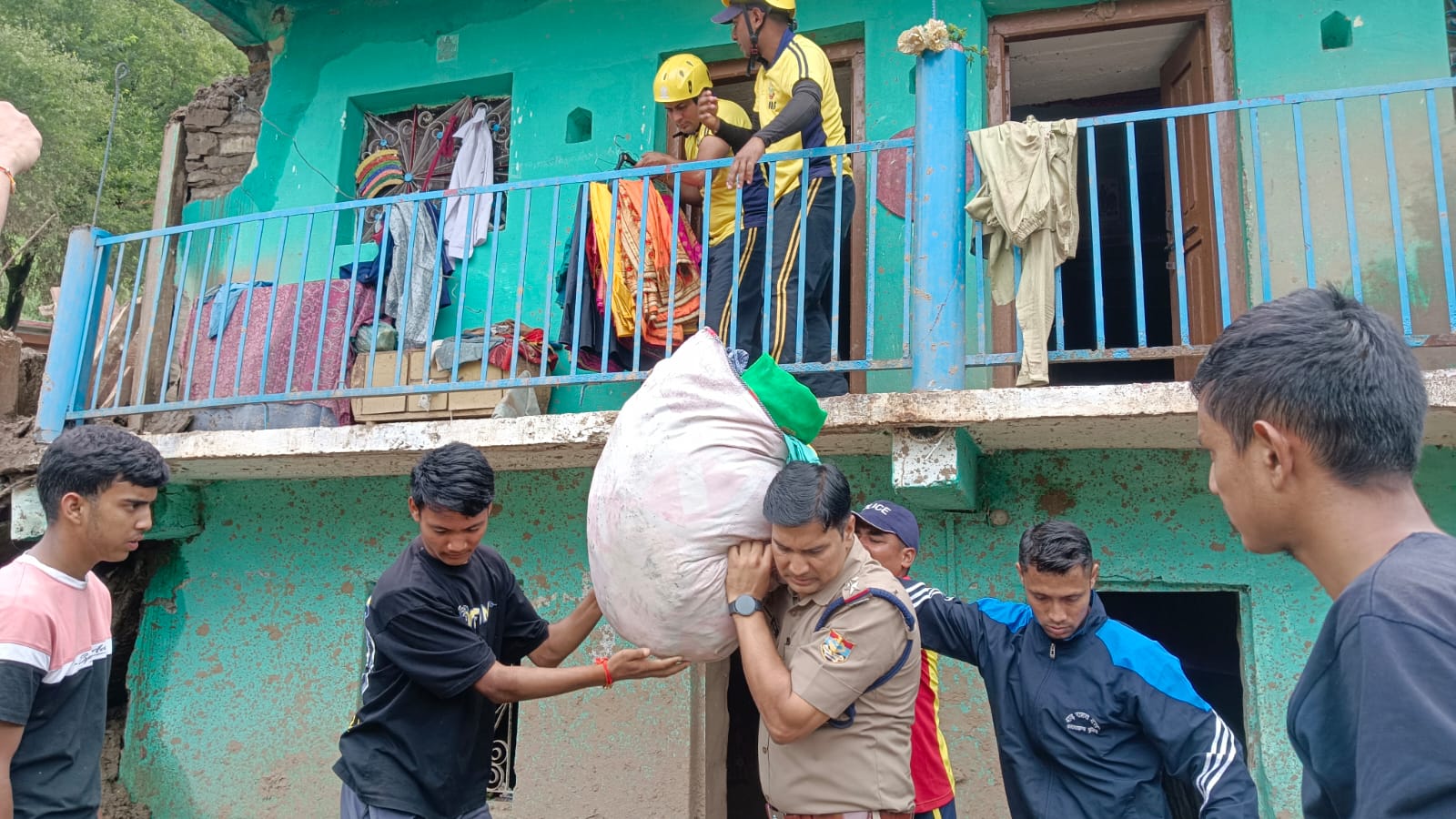 एसडीआरएफ व पौड़ी पुलिस क्षतिग्रस्त मकानों से ''ढाढस बंधा'' पीड़ितों को निकाल रही बाहर