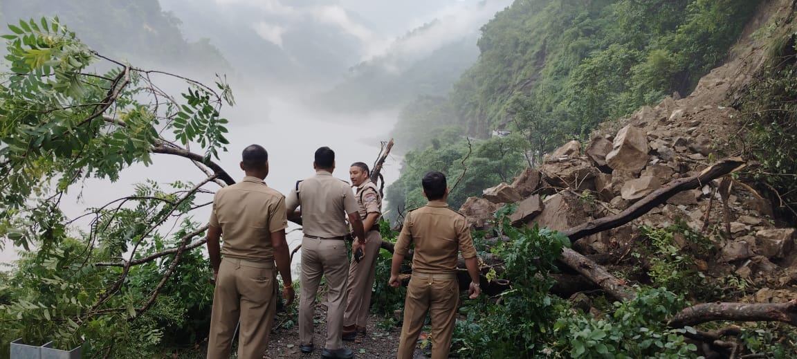 लक्ष्मणझूला- नीलकंठ व यमकेश्वर बाधित मार्ग को पूर्ण रूप से खुलवाने के प्रयास जारी